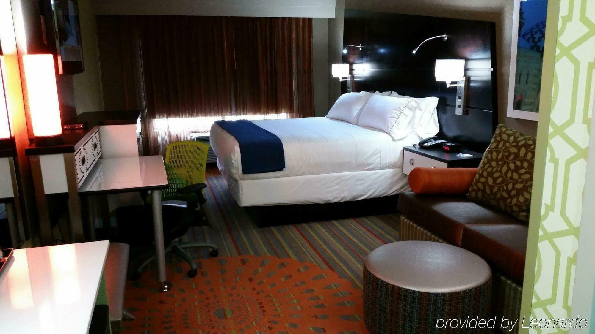 Holiday Inn Express Atlanta Galleria-Ballpark Area, An Ihg Hotel Exterior photo